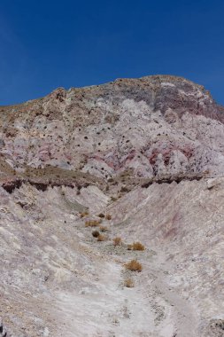 Şili 'deki San Pedro de Atakama Çölü' ndeki Arco Iris Vadisi 'nin dağları..