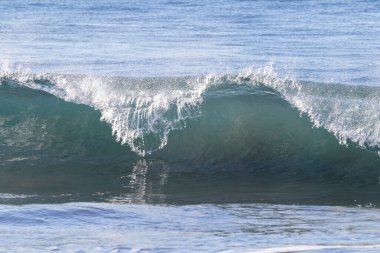 Okyanus dalgası çarpmak üzere güzel bir fıçı oluşturuyor..