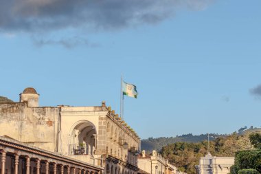 Guatamala bayrağı Antigua 'daki beyaz bir merkezin yanında iki mavi çizgili..