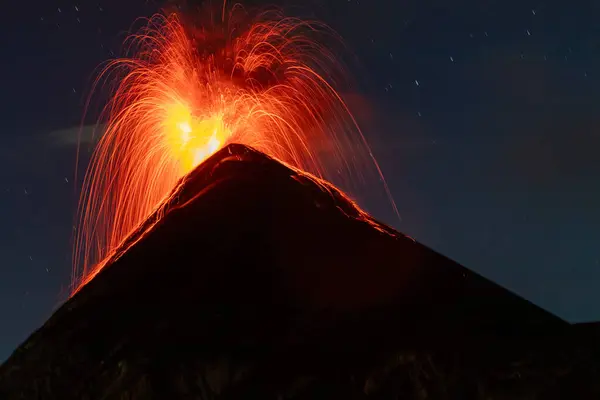 Yanardağ dumanı, geceleyin turuncu lav ya da magma patlaması ile birlikte patlıyor. Guatemala 'da uzun süre kalınca acatenango görülebiliyor..
