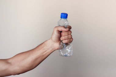 El sıkma Plastik Şişe kirliliğe ve geri dönüşüme karşı hareketi temsil eder.