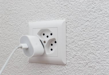 Cep telefonu veya tablet için şarj prizi olan elektrik prizi veya soket.