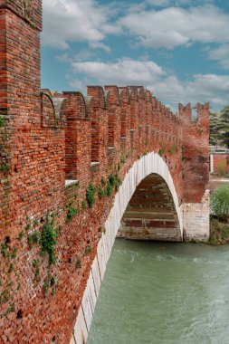 İtalya 'nın Verona kentindeki Adige Nehri üzerindeki Castelvecchio Köprüsü..