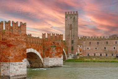 İtalya 'nın Verona kentindeki Adige Nehri üzerindeki Castelvecchio Köprüsü Alacakaranlık vakti.