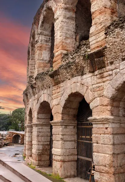 İtalya, Verona 'daki antik Roma amfitiyatro kolezyumu. Dünyanın en ünlü açık hava tiyatrosu.