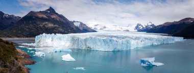 Buzul Perito Moreno Arjantin 'deki buzdan ve dağlardan panoramik bir manzara. Los Glaciares Ulusal Parkı.
