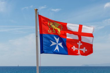 İtalyan Donanması Marina Militare 'nin bayrağı ufukta mavi gökyüzü ve ufukta deniz var..