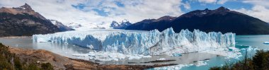Buzul Perito Moreno Arjantin 'deki buzdan ve dağlardan panoramik bir manzara. Los Glaciares Ulusal Parkı.