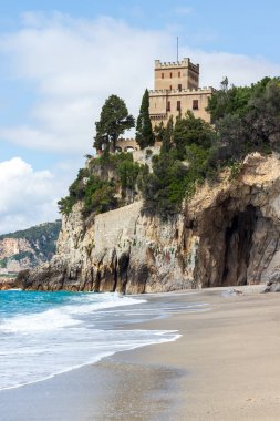 Final ligure San Donato Körfezi ve Castelletto mavi gökyüzüne karşı, İtalya.
