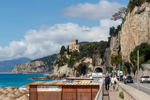 Final ligure, İtalya, 17.05.2024: Yazın başında Castelletto 'nun altında San Donato final ligure plajı.