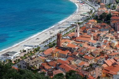 Torre del Commune, Noli, Savona Eyaleti, Ligury, İtalya ile deniz köyü manzarası