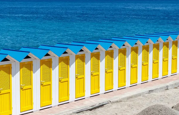 Klasik küçük yazlık ya da okyanuslu sarı kapılı kamaralar..