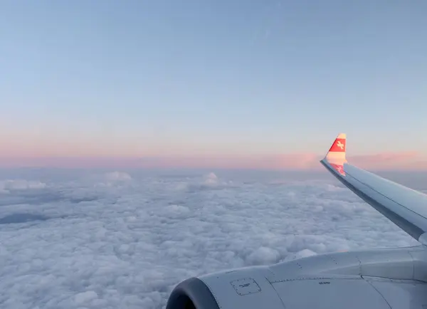 Mallorca İspanya Nisan 2021: Bulutların üzerinde gün batımında İsviçre uçağından görüntü.