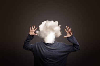 Kafası kara arka planda bulut gibi olan bir kadın. Yanmış stres ya da düşüncesizlik konsepti.