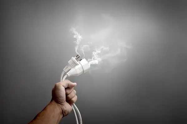 Sigara içilen güç kablosu, erkeklerin onları tutmasıyla biter. Elektrik arızası veya aşırı güç çıkışı.