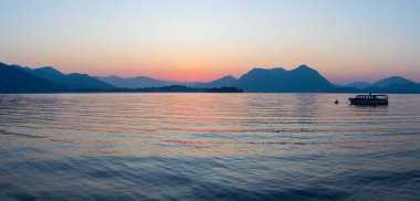 panoramik manzara Maggiore Gölü üzerinde gün doğumu gemisi ile, İtalya.