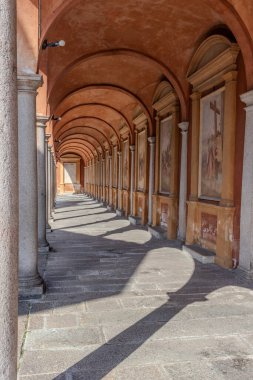 İtalya 'nın Baveno kentindeki Saint Gervaso Kilisesi ve Protaso kilisesindeki kemerli sütun heykeli..