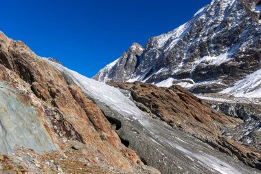 Buzul dili engebeli dağların üzerinden akıyor. İsviçre, Valais 'teki Loetschental Vadisi' ndeki anun ve langgletscher manzarası.