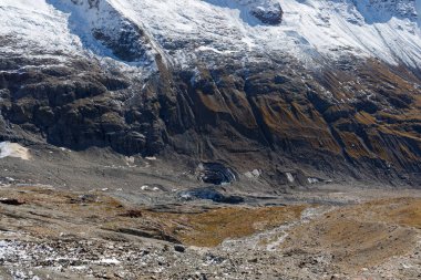 İsviçre, Valais 'teki Loetschental Vadisi' ndeki engebeli dağların yanındaki buzul fabrikasında..