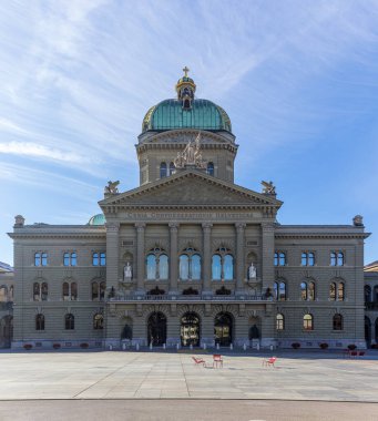 İsviçre Federal Sarayı güneşli bir günde Bern, İsviçre. Curia Confoederationis Helveticae, İsviçre Parlamento Binası 'na tercüme eder. .