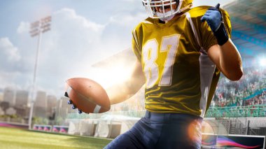 Profesyonel beyzbol oyuncusu büyük arenada oynuyor.