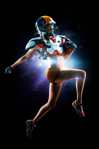 Çekici Esmer Kadın Amerikan Futbolcusunun Portresi Üniformalı Formalı Siyah Arka — Stok fotoğraf