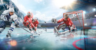 Ice Hockey Rink Arena: Profesyonel Forvet Oyuncusu Masterfully Dribbles, Breaks Defense, Gol atmak için sopayla Puck 'a vurmaya hazır.