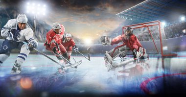 Ice Hockey Rink Arena: Profesyonel Forvet Oyuncusu Masterfully Dribbles, Breaks Defense, Gol atmak için sopayla Puck 'a vurmaya hazır.