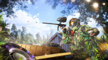 Paintball oyuncusu düşmana ateş ediyor, paintball oynuyor.