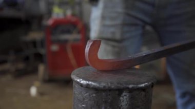 Dövme işleminin yoğunluğunu gösteren kızgın bir metalin şok edici görüntüsü.