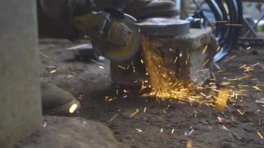 Elektrikli testere, metali kesme sürecinde çalışırken parlak kıvılcımlar yaratıyor. Görüntü endüstriyel aracın hassasiyetini ve gücünü yakalar.