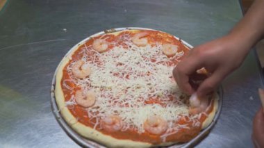 Pizza hazırlama süreci, her detay istisnai bir mutfak deneyimi yaratıyor..