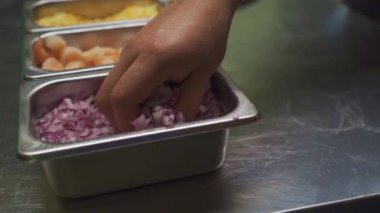 Bir kaseden doğranmış soğan almak - Mutfağa hazırlık - Lezzetli bir karidesli pizza hazırlama süreci