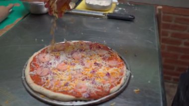 Hazırlık Altında Bir Artisan Pizza Üzerine Soğan Düşüşü