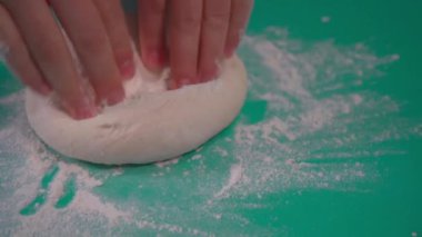 Mutfakta Pizza Hazırlamak için Knewing Dough