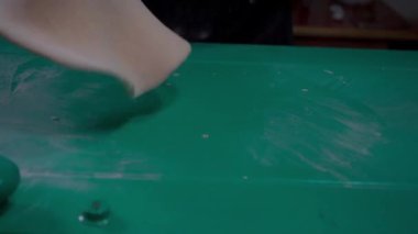 Uzman eller pizza hamurunu hazırlamaya hazır hale getiriyor.