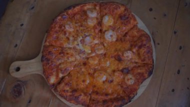 Pizza ahşap masada.