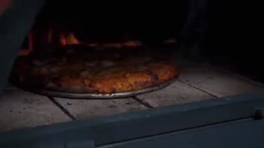 Wood-Fired Oven 'daki Pizza Bitmiştir. Aroma ve Smoke of Perfect Pasting.