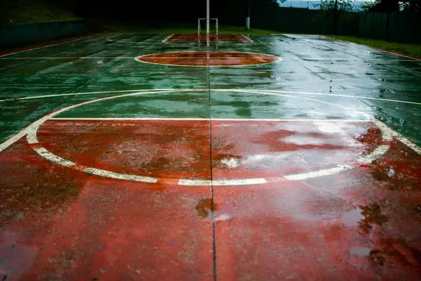 Parktaki boş futbol sahası