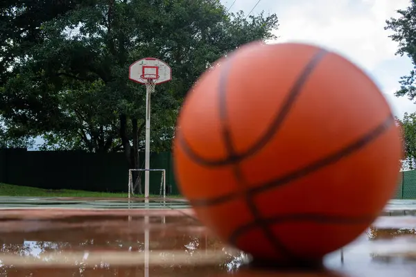 Basketbol topu basketbol potası ve top sokakta.