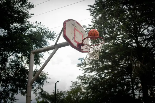 Sokakta basketbol potası