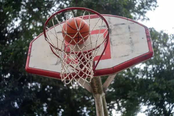 Detaylı çekim dramatik bir perspektiften çekildi, potaya girmeden hemen önce bir basket topu gösteriliyor. Sahne vuruşun hassasiyetini ve kritik zamanlamasını vurguluyor, bu da çarpışma noktası hakkında yoğun bir görüş sağlıyor.