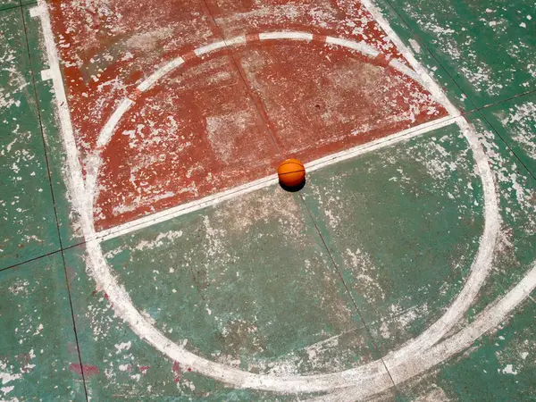 Kent ortamında yer alan mahkeme, basit tasarımı ve yoğun kullanımıyla sokak basketbolunun ruhunu yansıtıyor..