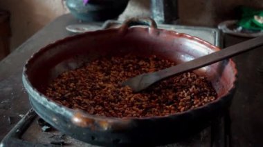 Kil bir tencerede kahve pişirme işlemi. Kahve çekirdekleri yavaşça kavruluyor ve doğal aromalarını vurguluyor.