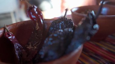 Huaque chili, ya da Guajillo olarak da bilinir, mutfağın en önemli bileşenlerinden biridir, kısmen baharatlı bir tat verir ve yemeklerinize eşsiz bir lezzet katar.