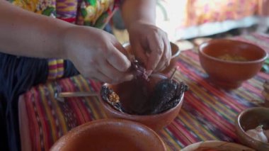 Guaque acılı biberinden tohumları çıkarma işlemi, susuz kalmış bir biber. Bu aşama, Guatemala mutfağında bu anahtar malzemeyi kullanan çeşitli geleneksel tarifleri hazırlamak için gereklidir.