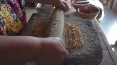 Öğütücü bir taş tam kullanımda görülür. Malzemeleri titizlikle öğütür. Bu eski yöntem geleneksel mutfaklarda göze çarpar, manuel öğütme her bileşenin doğal tadını arttırır.