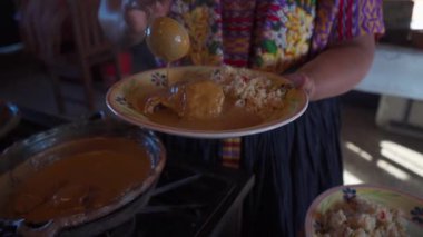 Guatemala 'dan geleneksel bir yemek olan pepin blanco' ya daha fazla recado servis edilir. Zengin beyaz sos nazikçe malzemelerin üzerine damlıyor, kremalı dokusunu ve güvecin derin tadını vurguluyor..