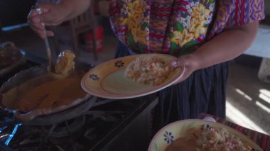 Bu resim bir tabak beyaz pepin gösteriyor, geleneksel Guatemala mutfağı..