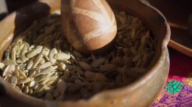 Tahta bir kabın içindeki susam